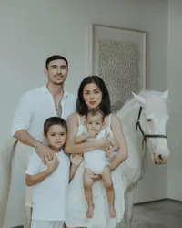 8 Potret Anak-anak Jessica Iskandar yang Suka Makanan Sederhana, Sayur Bayam dan Jajan Batagor Gerobak Kayak Kita-kita