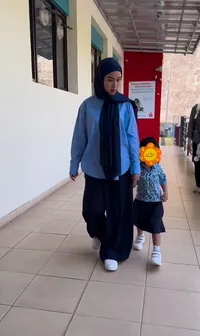 8 Potret Anak Chacha Frederica Hari Pertama Sekolah, Nangis Gak Mau Ditinggal - Minta Salat Dulu Sebelum Masuk Kelas