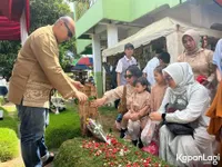 8 Potret Anak dan Istri Mat Solar Ziarah, Rasakan Lebaran Berbeda Pertama Kalinya