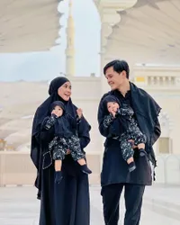 8 Potret Anak Kembar Anisa Rahma dan Anandito Dwis Ikut Umrah, Pintar dan Anteng Banget Loh!