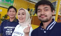 8 Potret Anak Laki-Laki Nini Carlina yang Kini Kuliah di Irlandia, Nggak Cuman Ganteng Tapi Juga Berotak Moncer