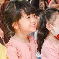 8 Potret Anak Perempuan Nycta Gina yang Sudah Tumbuh Besar, Cantik Nan Manis Saat Menari Tarian Daerah - Ekspresi Lucu Saat Makan Roti Dicampur Nasi