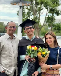 8 Potret Anak Selebritis Wisuda Dari Perguruan Tinggi Luar Negeri, Gayanya Curi Perhatian