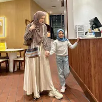 8 Potret Anak Shireen Sungkar yang Tulang Kakinya Retak Pasca Jatuh dan Terkilir, Harus Pakai Gips Berminggu-Minggu 