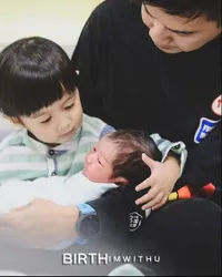 8 Potret Anara Anak Sulung Ardina Rasti Momong Adiknya yang Baru Lahir, Sudah Bisa Gendong Baby Awan - Ciuman di Kening Tanda Sayang 