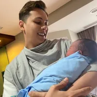 8 Potret Andhika Pratama Momong Baby Saka, Dibilang Mirip Banget - Berparas Bule Ganteng