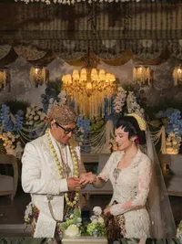 8 Potret Andre Taulany & Amanda Rigby Sah Menikah, Pamer Senyum Bahagia