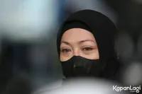 8 Potret Angelina Sondakh Tak Kuasa Menahan Tangis Saat di Rumah Duka, Sempat Drop Saat Tau Penyebab Meninggalnya Sang Ayah