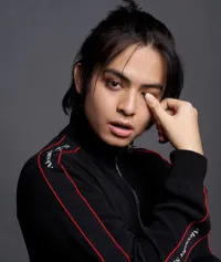 8 Potret Angga Yunanda dan Rambutnya yang Makin Gondrong, Fans Bilang Tampan & Mirip Eren 'ATTACK ON TITAN'