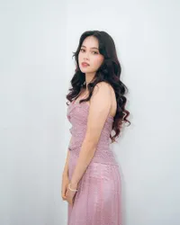 8 Potret Anggika Bolsterli Bintang Sinetron 'DI ANTARA DUA CINTA' di 'SCTV Music Awards 2024', Cantik Bak Bidadari dengan Rambut Terurai Panjang