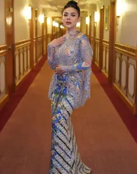 8 Potret Anggunnya Melly Lee Hadiri The Royal Wedding Prince Mateen dan Anisha Rosnah