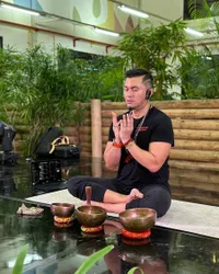 8 Potret Anjasmara yang Keyakinannya Dipertanyakan karena Sering Teknik Meditasi Buddha, Ungkap Sudah Pelajari Semua Agama?
