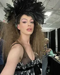 8 Potret Anne Hathaway di Usia 40-an, Awet Muda Banget!