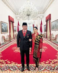 8 Potret Annisa Pohan Saat Temani AHY yang Dapat Anugerah Bintang Mahaputra Nararya, Cantik dengan Kebaya Merah & Kain Ulos