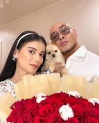 8 Potret Anniversary Deddy Corbuzier dan Sabrina, Sempat Ngomel Bunganya Kemahalan - Double Date Bareng Azka