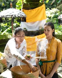 8 Potret Anya Geraldine Jalani Ritual Melukat, Penampilannya Pakai Busana Adat Tuai Pujian