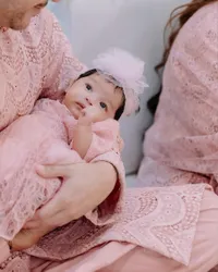 8 Potret Aqiqah Xandraya Anak Kedua Siti Badriah-Krisjiana, Xarena Nangis Nggak Tega Rambut Adiknya Digunting
