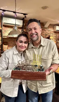 8 Potret Ari Sihasale Rayakan Ultah ke-50, Pesta Sederhana - Penuh Cinta dari Nia Zulkarnaen