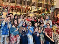 8 Potret Arisan Geng Kepompong Mayangsari, Ada Kris Dayanti - Ussy Pakai Tema Cheongsam