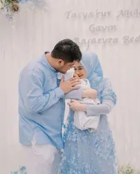 8 Potret Artis Hadiri Aqiqah Anak Ryana Dea yang Digelar Meriah, Ada Titi Kamal Tampil Serba Pink - Alyssa Soebandono Datang Sekeluarga