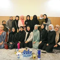 8 Potret Artis Hadiri Kajian Umi Pipik, Irish Bella Berlinang Air Mata Saat Berdoa - Tissa Biani Cantik Banget Pakai Hijab Pink 