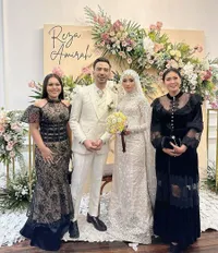 8 Potret Artis Hadiri Pernikahan Reza Zakarya dan Amira Karaman, Ada Rara LIDA Gandeng Mesra Kekasih - Iis Dahlia Tampil Cantik 