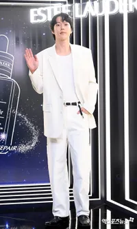 8 Potret Artis Korea yang Hadir di Pop-Up Store Estee Lauder, Jang Ki Yong Makin Ganteng Usai Wamil