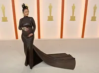 8 Potret Artist Best Dressed di Red Carpet Oscars 2023, Rihanna Pamer Baby Bump - Michelle Yeoh Tampil Stunning Pakai Gaun Bulu