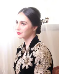 8 Potret Arumi Bachsin Pakai Batik Pamekasan Madura di Pameran Kerajinan, Banjir Pujian Netizen