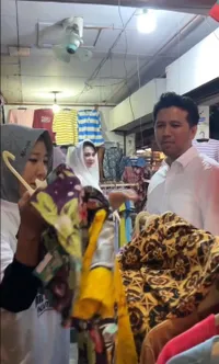 8 Potret Arumi Bachsin Belanja ke Pasar, Senang Beli Daster 100 Ribu Dapat Tiga