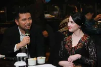 8 Potret Arumi Bachsin dan Emil Dardak di Resepsi Pernikahan Via Vallen, Tak Kalah Mesra dari Pasangan Mempelai