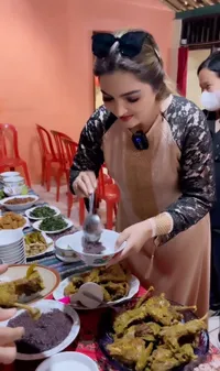 8 Potret Ashanty Makan di Nikahan Baby Sitter Arsy, Lahap Santap Menu Sederhana - Nggak Jaim Pakai Tangan