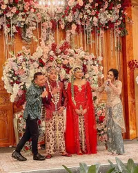 8 Potret Ashanty Nyanyi di Kondangan Ditemani Anang Hermansyah, Netizen Salah Fokus Sama Pengantin Pria - Dikira Ardi Bakrie Nikah Lagi