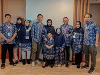 8 Potret Ashanty Sekeluarga Berangkat Umrah, Sudah Berkali-Kali Batal Akhirnya Terlaksana Juga - Azriel Sempat Pamitan dan Pelukan dengan Krisdayanti