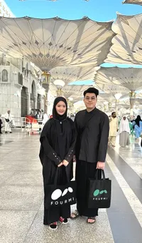 8 Potret Asty Ananta Umrah Bareng Suami yang Seorang Mualaf, Teharu di Mekkah - Romantis Banget di Tanah Suci