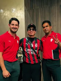 8 Potret Atta Halilintar Ketemu Pemain AC Milan, Berhasil Minta Tandatangan di Jersey