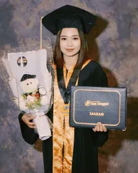 8 Potret Aulia DA Akhirnya Wisuda Setelah Berjuang Bertahun-Tahun, Terharu Teringat Mendiang Ibu - Dapat Selamat dari Soimah hingga Fildan