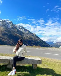 8 Potret Aura Kasih Liburan di Swiss, Tampil Cantik Pakai Outfit Musim Dingin - Body Goals Bak Gitar Spanyol Disorot Netizen