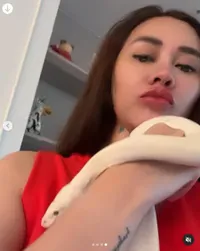 8 Potret Aura Kasih Saat Main Ular di Dalam Rumah, Kepala Anaknya Dililit Bikin Ngilu Netizen 