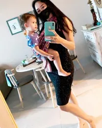 8 Potret Aura Kasih Saat Momong Baby Arabella, Hot Mama Cantik dan Langsing