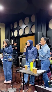 8 Potret Aurel Hermansyah dan Amora Lemos Latihan Bareng Jelang Konser Kris Dayanti di Malaysia, Kompak Pakai Outfit Denim on Denim