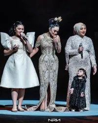 8 Potret Aurel Hermansyah dan Kris Dayanti Tampil Sepanggung di Jakarta hingga Malaysia, Akur Sekali - Makin Hangat Berkat Ameena-Azura