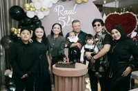 8 Potret Aurel Hermansyah di Ulang Tahun Raul Lemos ke-54, Kompak Tampil Serba Hitam - Netizen Salah Fokus pada Azura