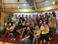 8 Potret Aurel Hermansyah Diberi Surprise Bridal Shower Oleh Anang dan Ashanty, Pasrah Muka Cemong Dicoret Lipstik