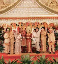 8 Potret Aurel Hermansyah Sekeluarga di Resepsi Pernikahan Frans Faisal, Cantik Kenakan Gaun Bernuansa Kalem - Ameena Kembali Mencuri Perhatian