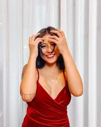 8 Potret Awkarin di Hari Natal, Cantik Banget Kenakan Dress Merah Belahan Tinggi - Tiduran Bersama Kado Hadiah