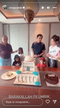 8 Potret Ayu Dewi Rayakan Ultah Regi Datau, Tetap Mesra Meski Rumah Tangganya Diterpa Isu Perselingkuhan Sang Suami
