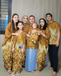 8 Potret Ayu Ting Ting dan Keluarga Rayakan Lebaran, Ayah Rozak Diduga Pakai Eyeliner - Dibilang Mirip Ozy Syahputra
