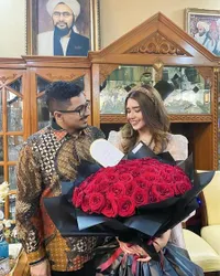 8 Potret Azella Alhamid Cucu Elvy Sukaesih Dilamar Sang Kekasih, Romantis Banget Pakai Buket Bunga Besar