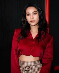 8 Potret Azizah Salsha di Anniversary Cosmo Indonesia ke-27, Chic Pakai Crop Top - Menawan Saat Melenggang di Red Carpet